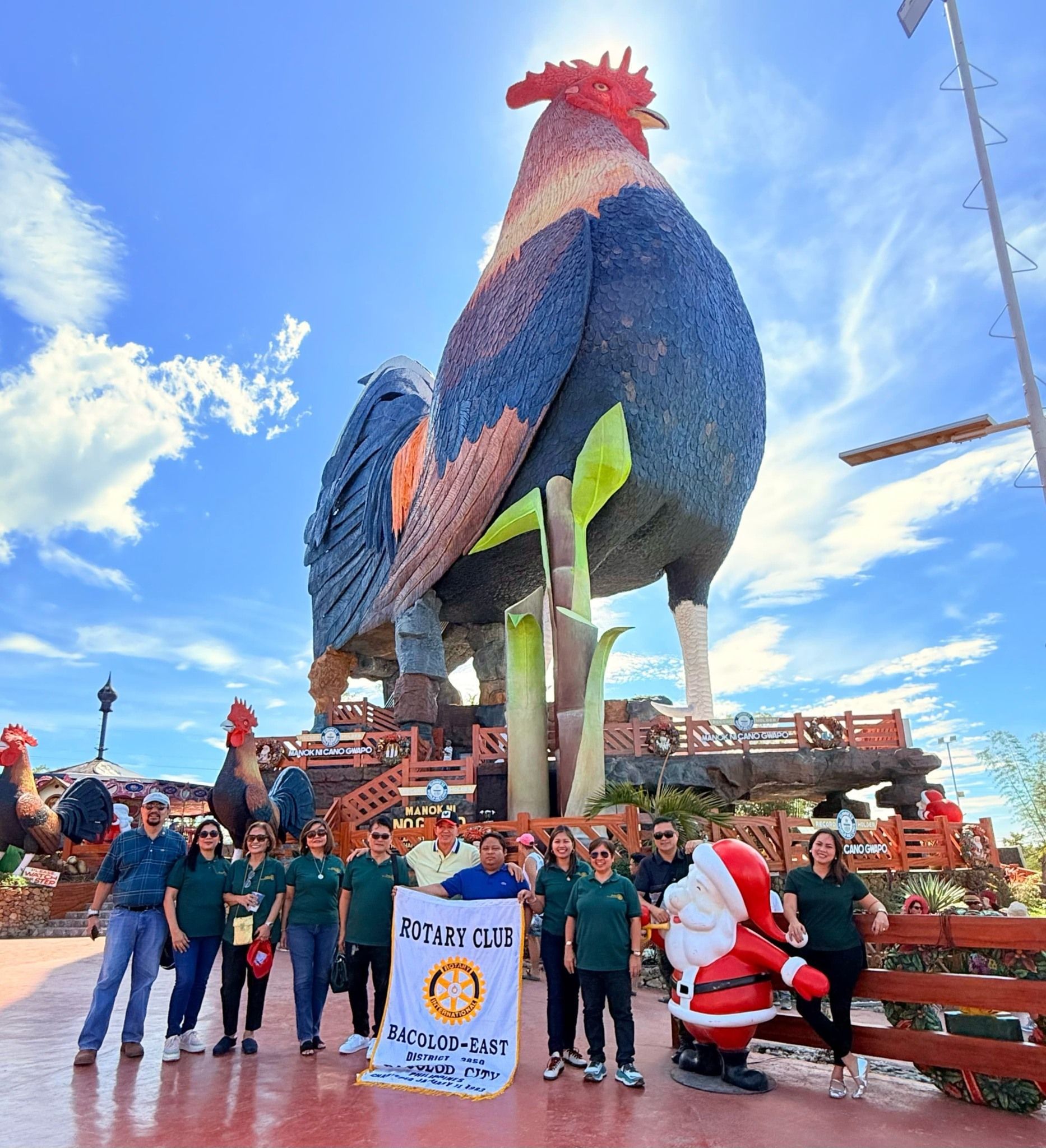 Largest building in the shape of a chicken, world record in Philippines Largest building in the shape of a chicken, world record in Philippines