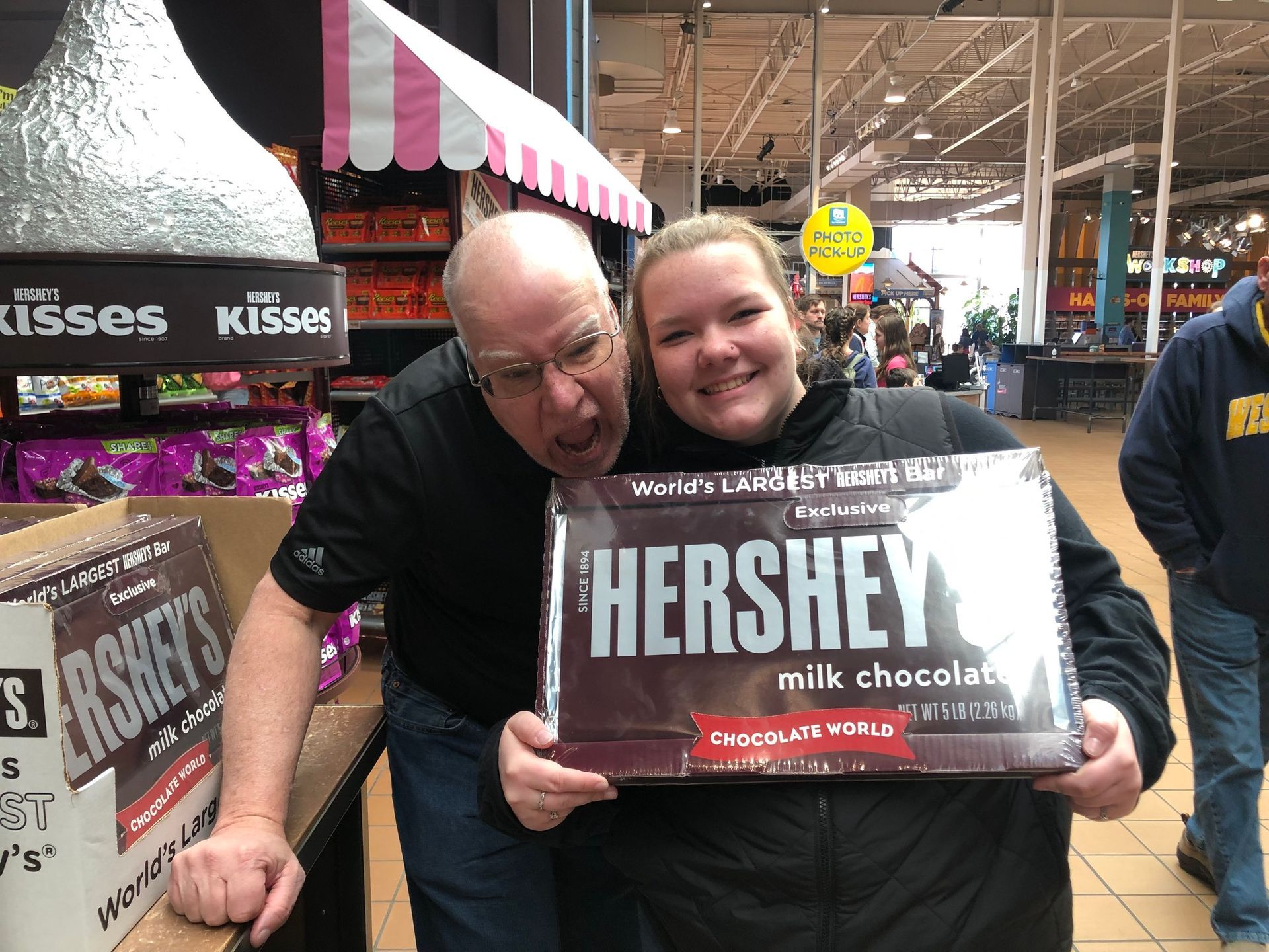  World's Largest Hershey's Bar: Hershey's 5lb Candy Bar sets world record 
