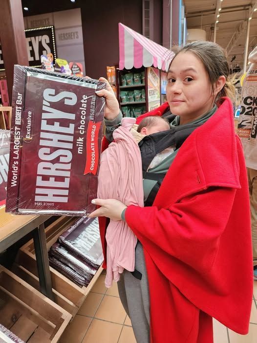  World's Largest Hershey's Bar: Hershey's 5lb Candy Bar sets world record 
