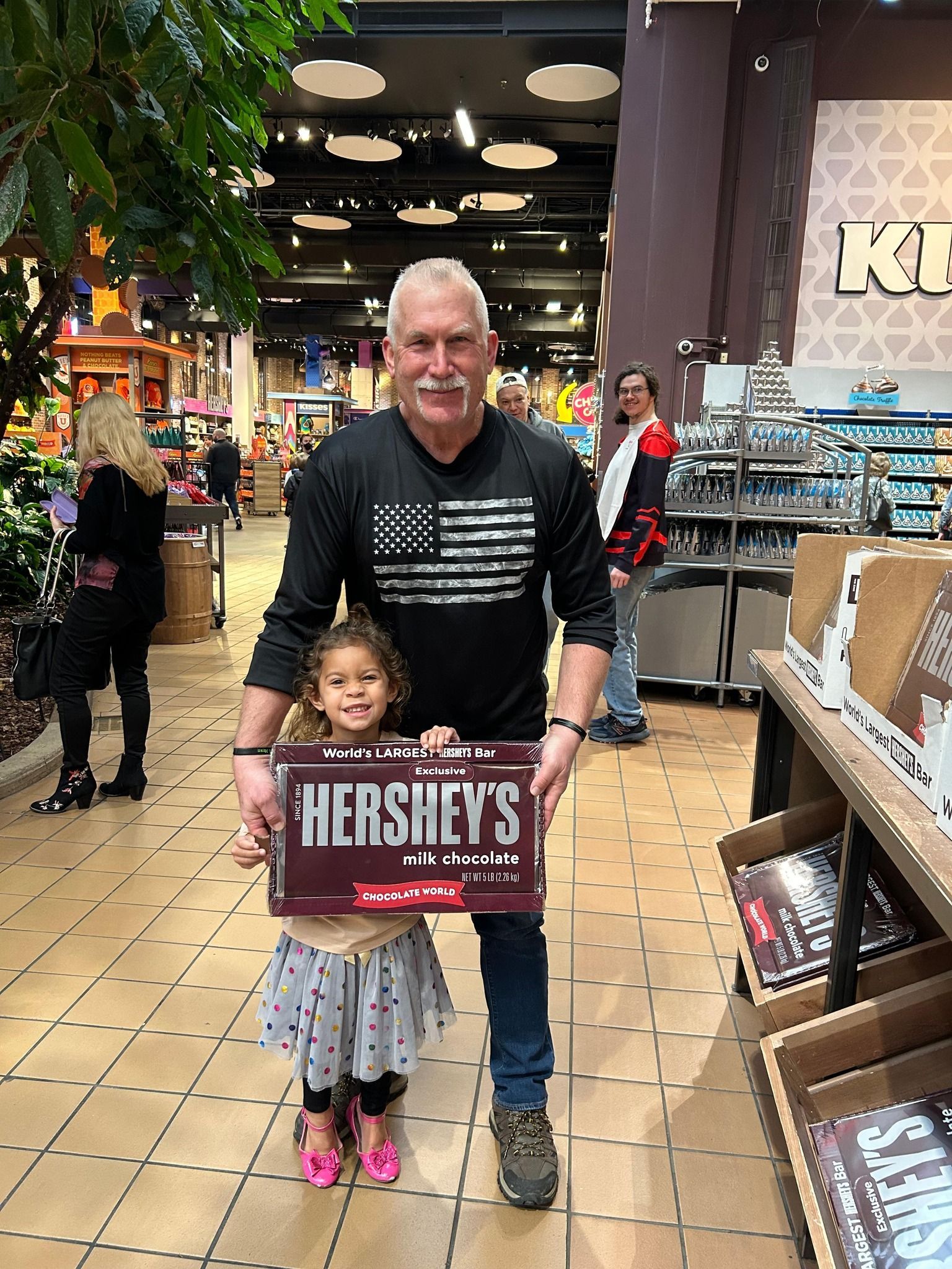  World's Largest Hershey's Bar: Hershey's 5lb Candy Bar sets world record 
