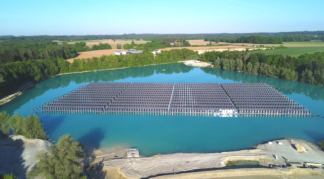 World's first vertical floating solar power plant, world record in
