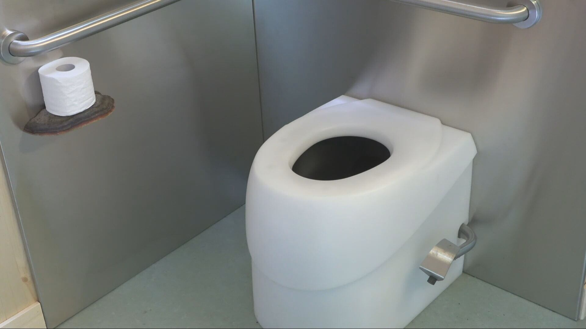 World’s first mushroom-powered waterless toilet, world record in Canada World’s first mushroom-powered waterless toilet, world record in Canada