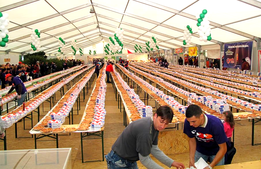 Longest line of pizzas-world record set by Jerry’s Pizza