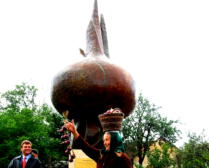  Largest monument to the onion-world record set by Pericei