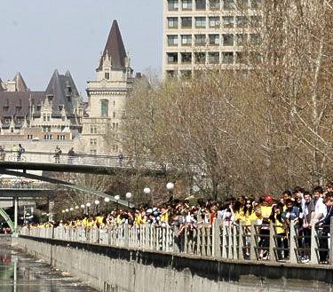 Largest group hug-world record set by Ottawa students
