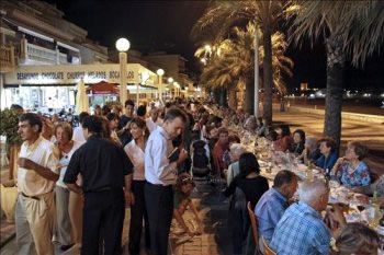 Longest restaurant table-world record set in El Campello