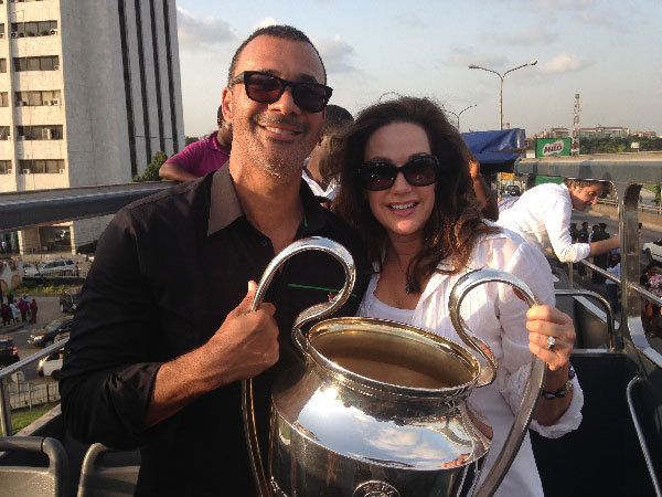corrinne and ruud holding a cup