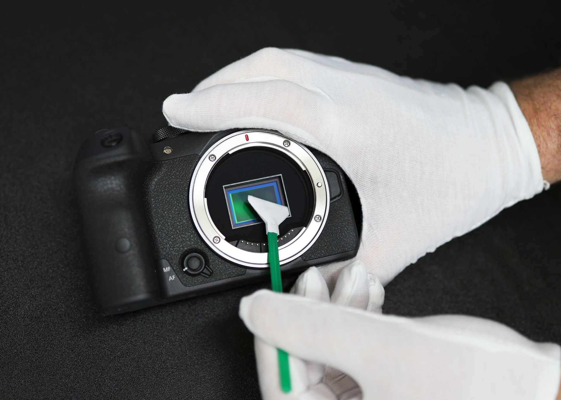 Publicité pour un nettoyage de capteur sur site en 24 heures, avec une main gantée nettoyant un capteur d'appareil photo et un prix de 49,98 $.