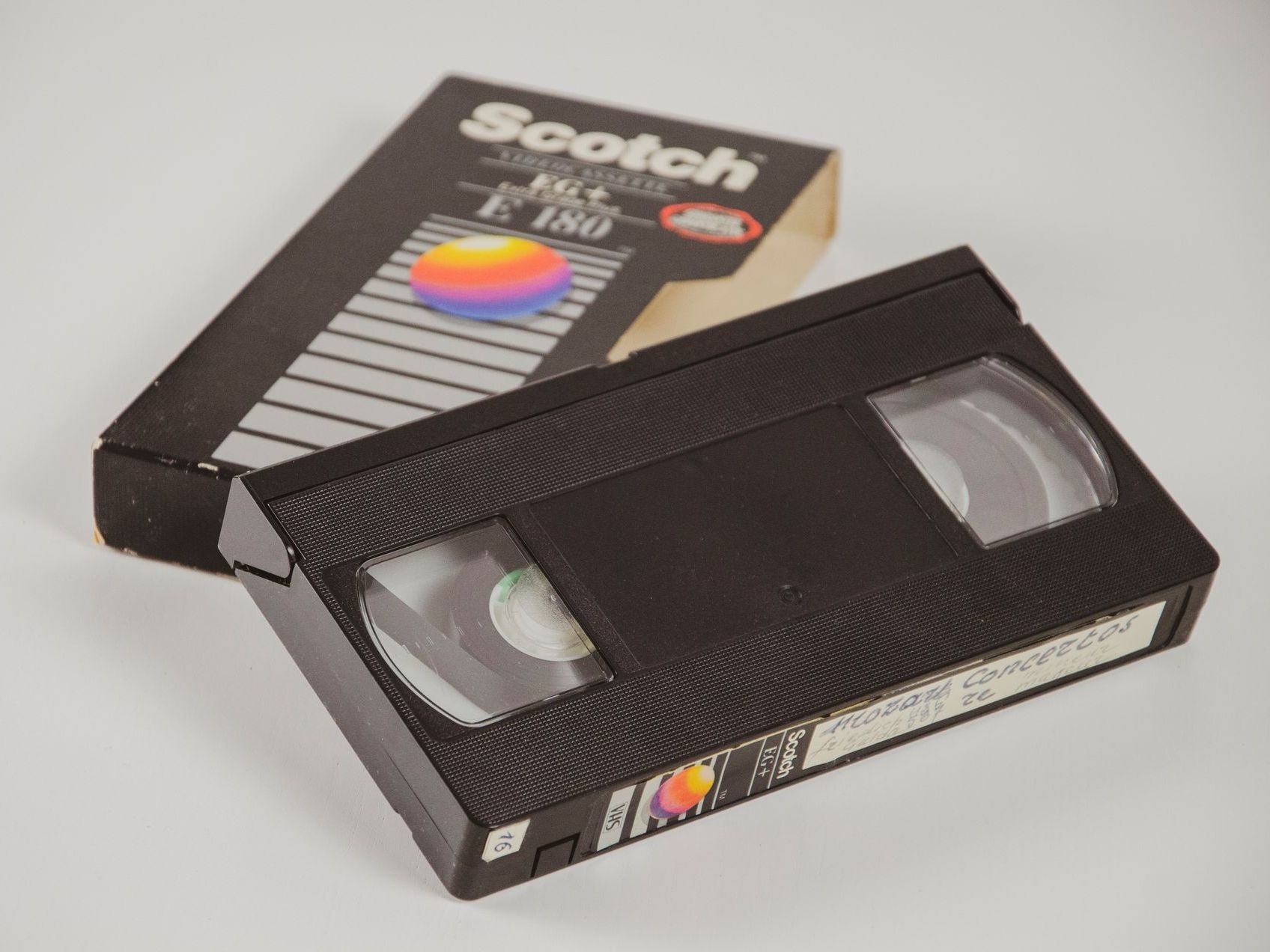 Une cassette VHS et son boîtier, portant l'inscription « Scotch », sur une surface blanche.