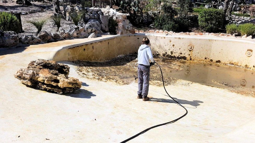 Pulizia di una piscina