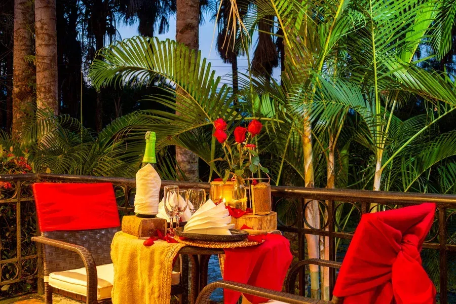 Plan romántico en pareja en Hotel La Potra en Villavicencio, incluye cabalgata, cena especial y alojamiento campestre.