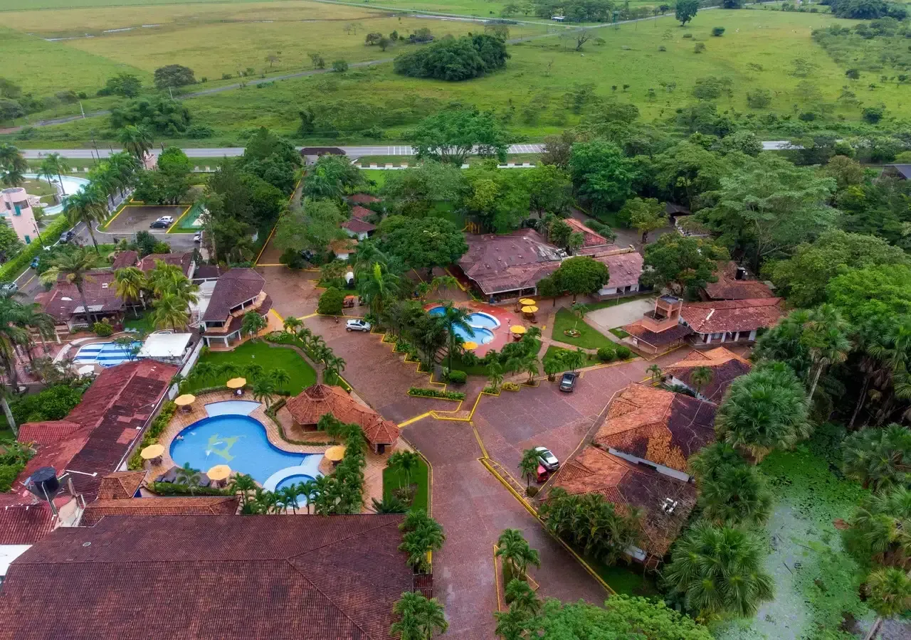 Vista aérea del Hotel Campestre La Potra en Villavicencio, rodeado de naturaleza y perfecto para vacaciones de Navidad.