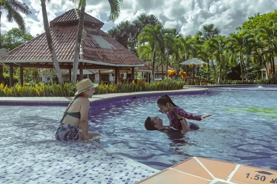 Piscina del Hotel Campestre La Potra en Villavicencio, ideal para disfrutar del clima llanero y descansar en pareja o familia.