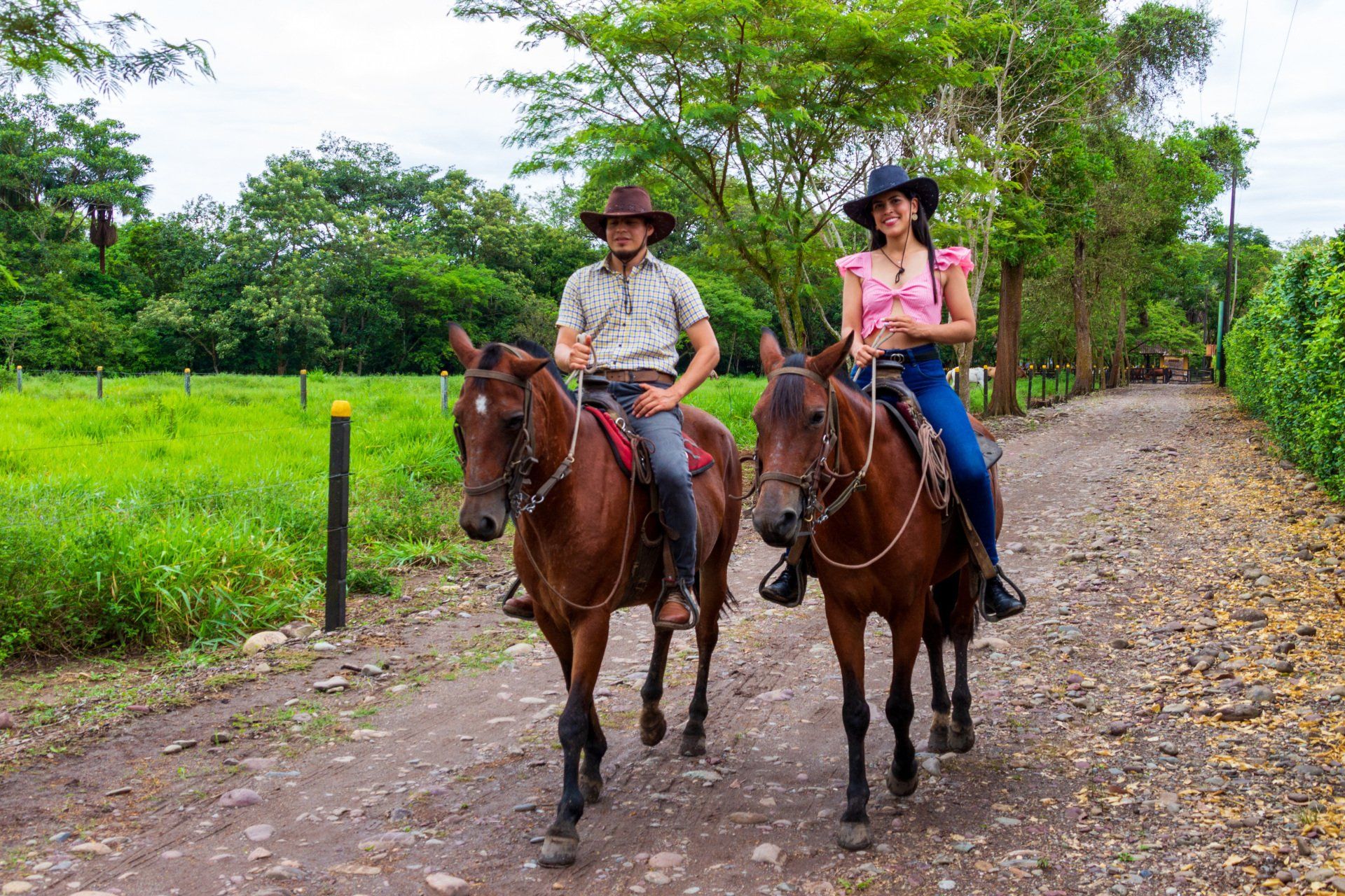 Pareja montando a caballo, planes románticos cerca de Bogotá para un fin de semana en Villavicencio.