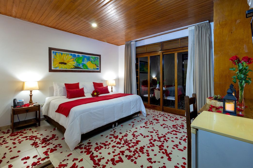 Room decorated for a wedding in Villavicencio, a romantic stay at a country hotel in Villavicencio.