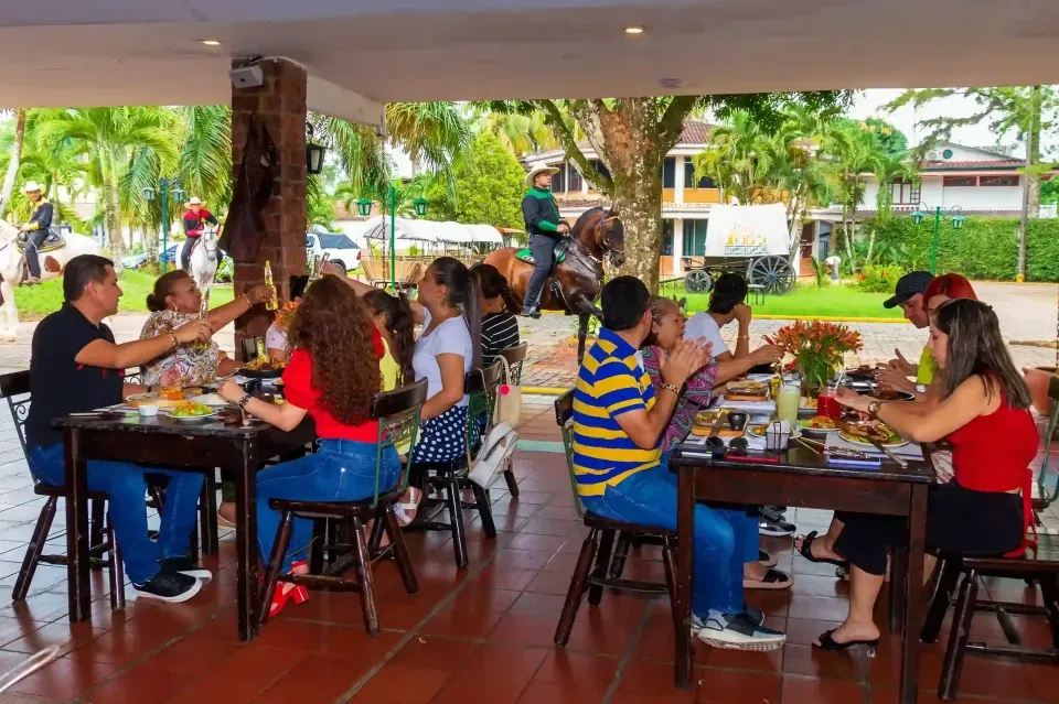 Restaurante típico en Villavicencio con ambiente familiar, una experiencia gastronómica cercana al Hotel Campestre La Potra.