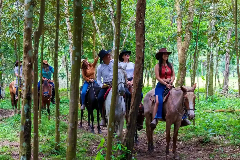 Cabalgata entre naturaleza en Villavicencio, una actividad turística perfecta para huéspedes del Hotel Campestre La Potra.