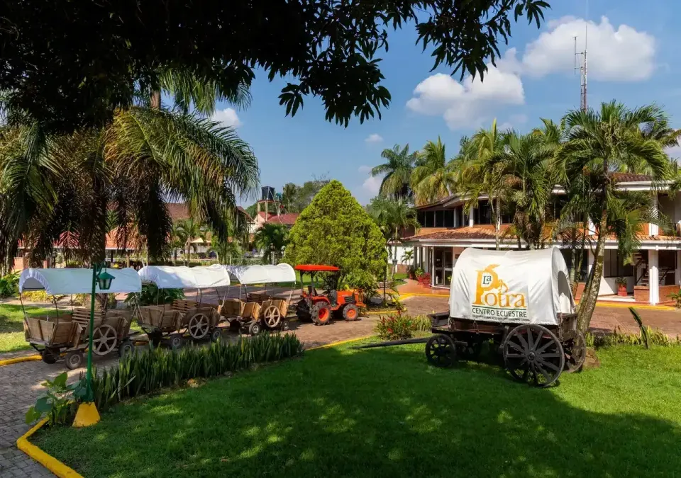 Zonas verdes y jardines del Hotel La Potra en Villavicencio, alojamiento con naturaleza y descanso total.