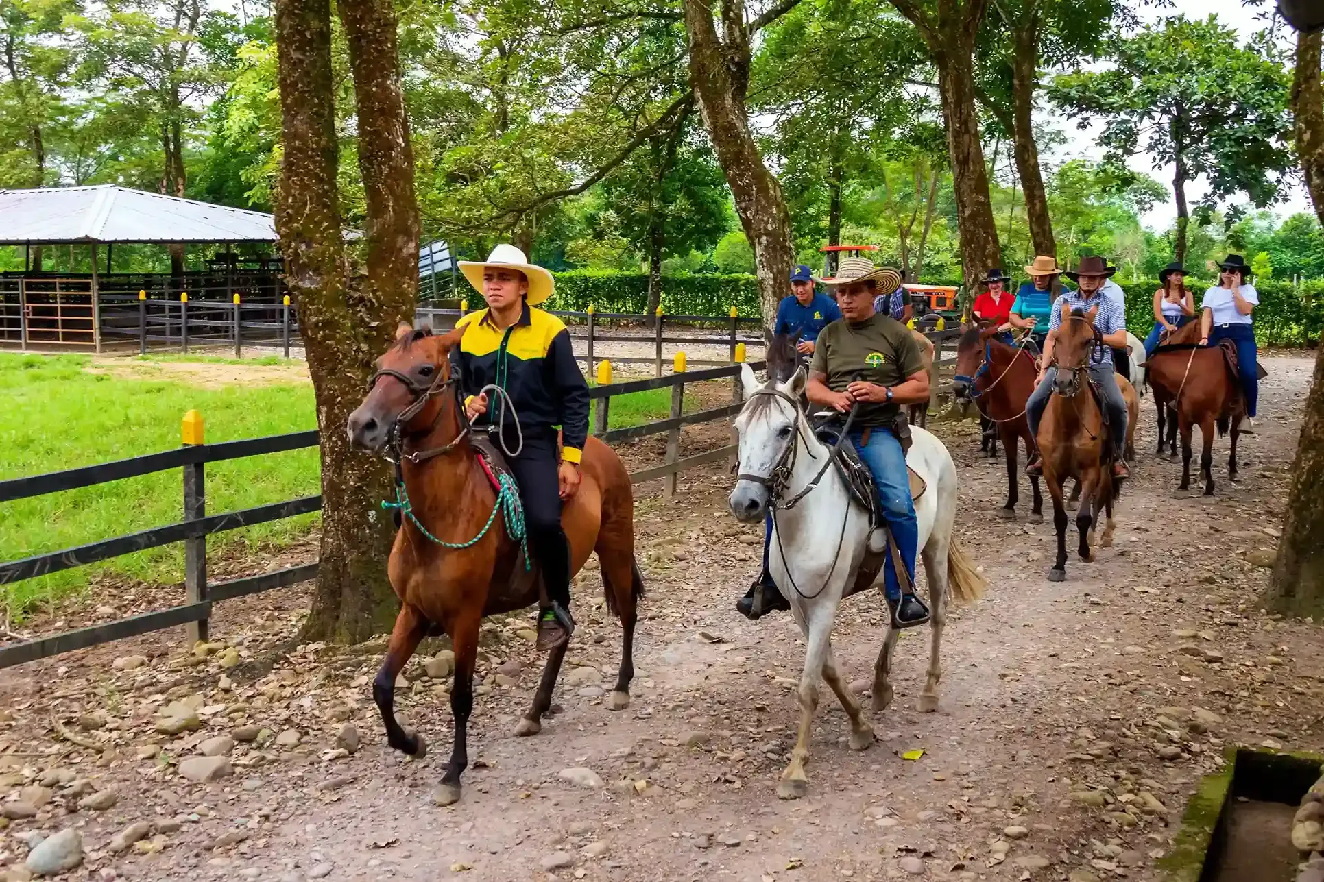 Cabalgata familiar entre los senderos del Hotel Campestre La Potra, plan fin de semana Villavicencio para disfrutar la naturaleza llanera.