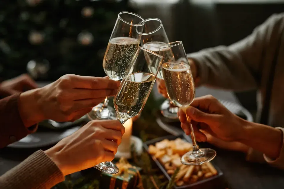 Brindis navideño en Villavicencio, celebración de diciembre recomendada para visitantes del Hotel Campestre La Potra.