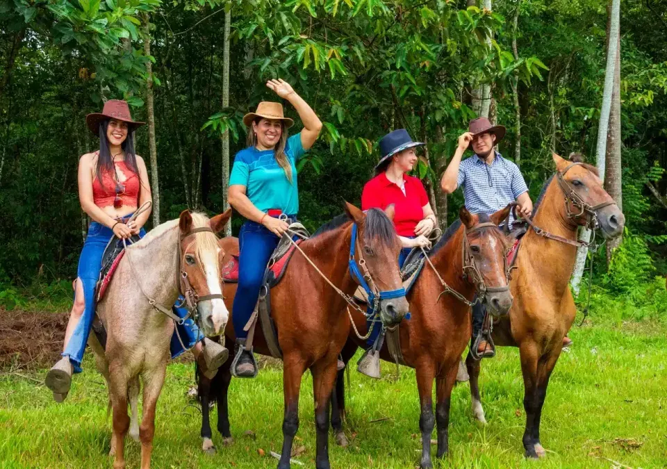 Cabalgata en pareja en los llanos orientales, experiencia típica en Hotel Campestre La Potra cerca de Bogotá.
