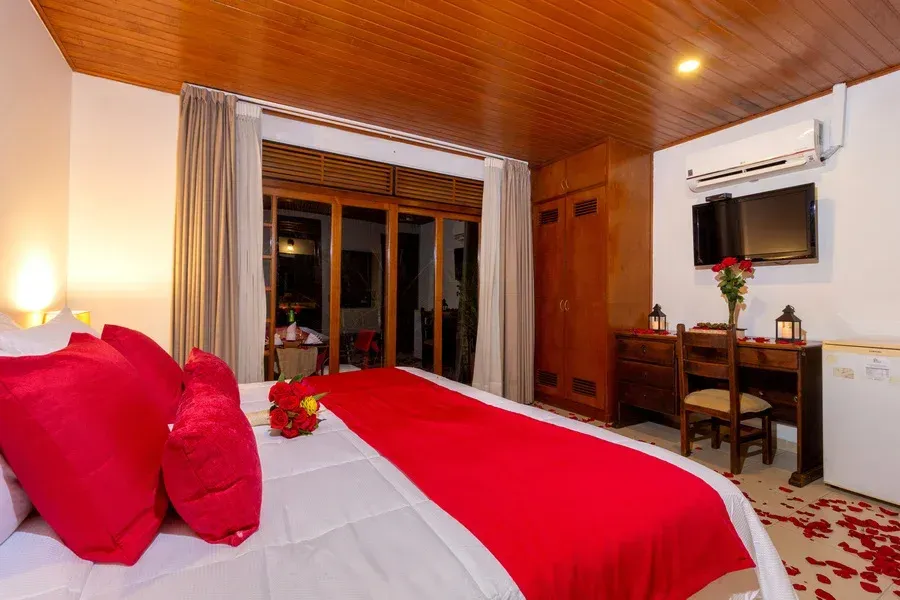 Habitación romántica en Hotel Campestre La Potra en Villavicencio, decorada con pétalos de rosa y perfecta para planes en pareja cerca de Bogotá.