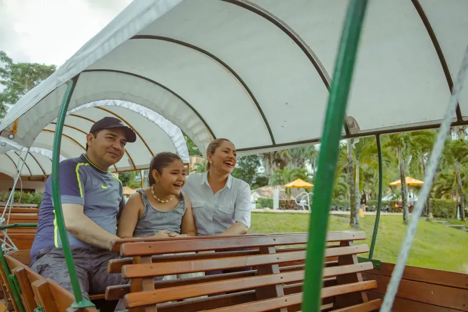 Familia disfrutando de un día campestre en Hotel La Potra, Villavicencio, plan ideal para descansar cerca de Bogotá.