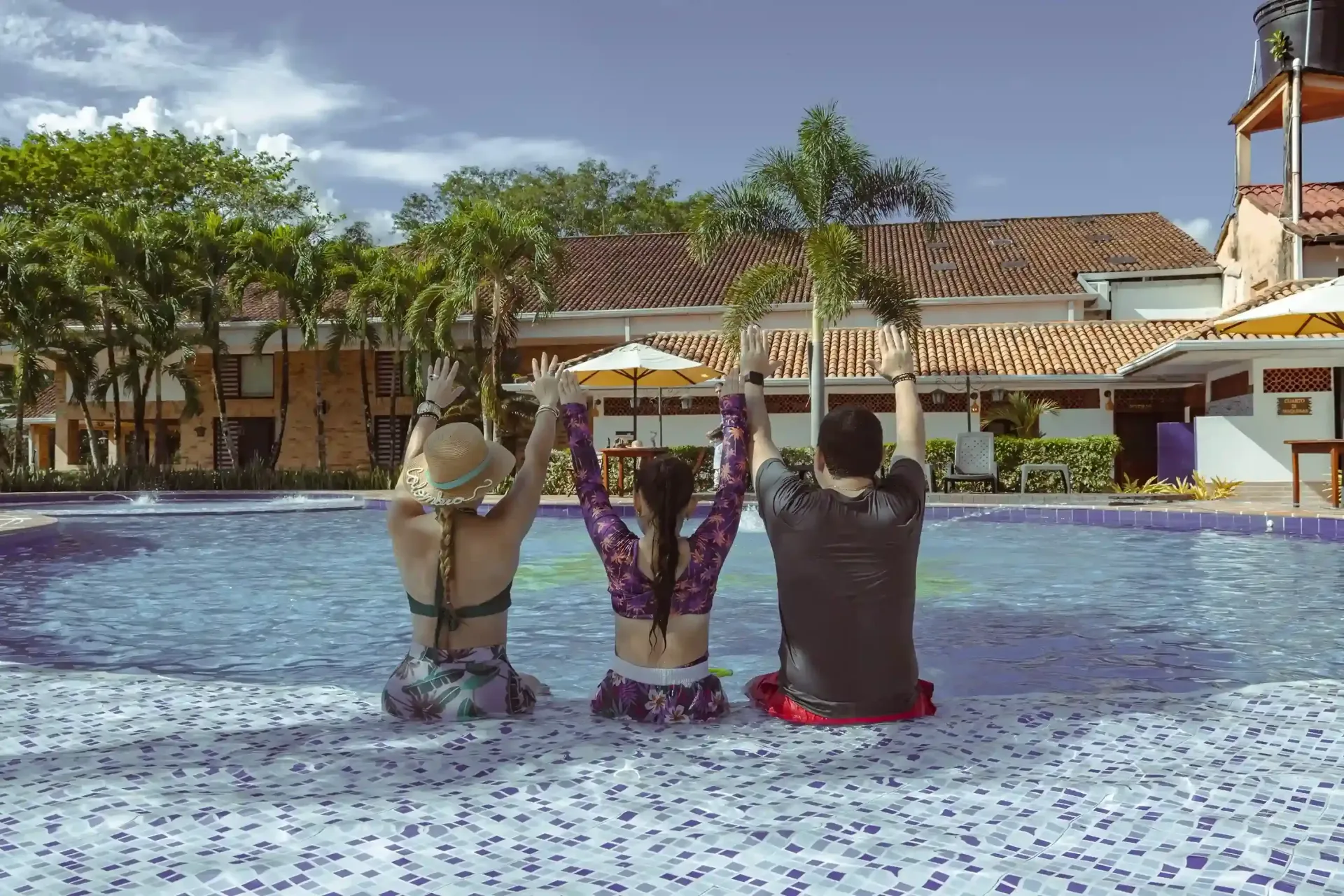 Hotel con piscina en Villavicencio, espacio de descanso y diversión familiar.