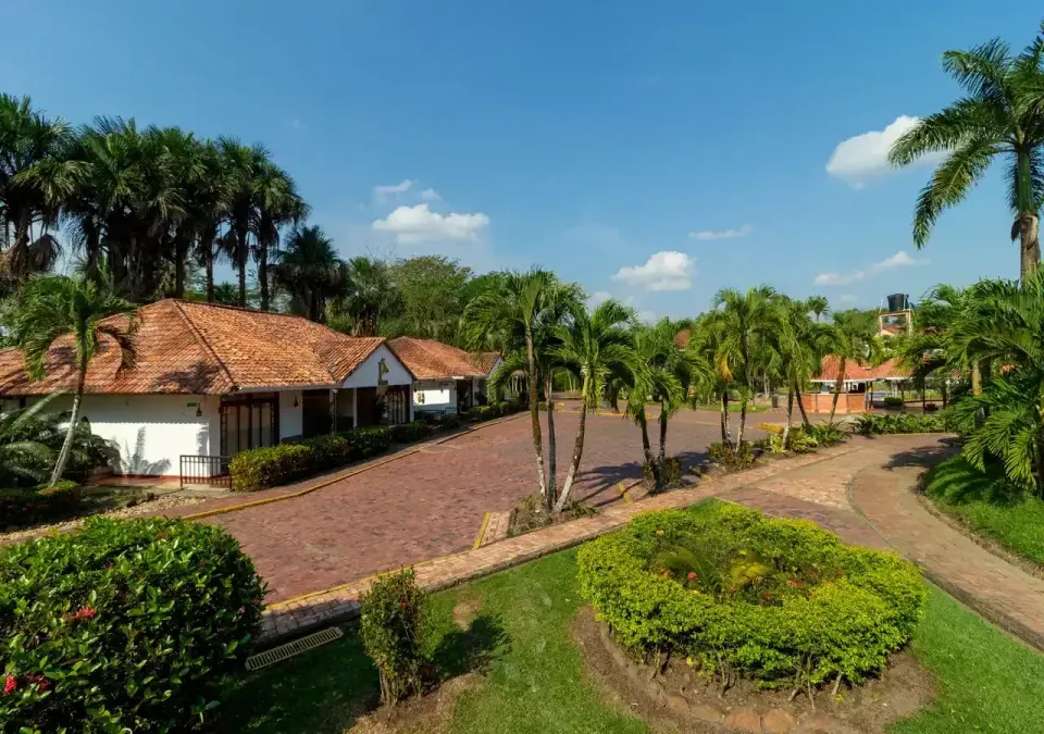 Entrada principal del Hotel La Potra, alojamiento campestre en Villavicencio con zonas verdes y ambiente familiar.