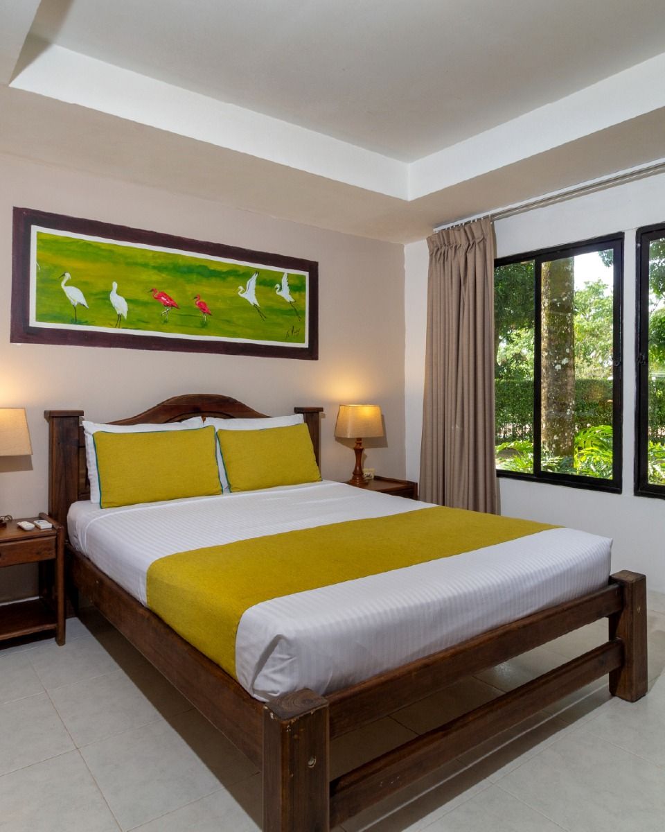 Habitación del Hotel Campestre La Potra en Villavicencio, alojamiento cómodo con diseño cálido y vistas naturales.