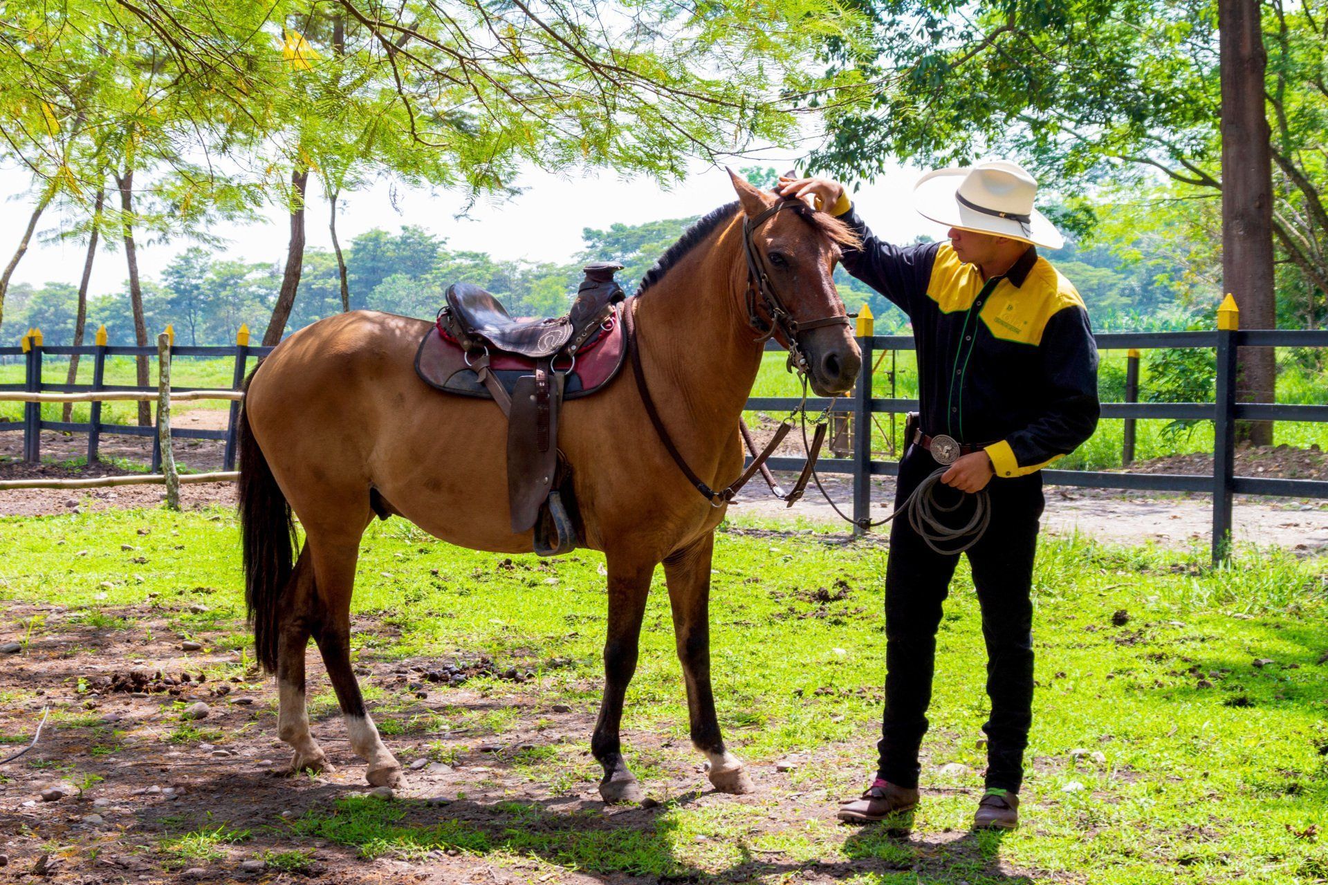 Getting ready for a horseback ride on a ranch, a “what to do in Villavicencio” experience during a country stay.
