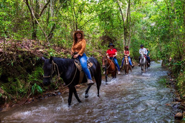 Horseback riding route crossing a water trail, one of the best plans in Villavicencio.