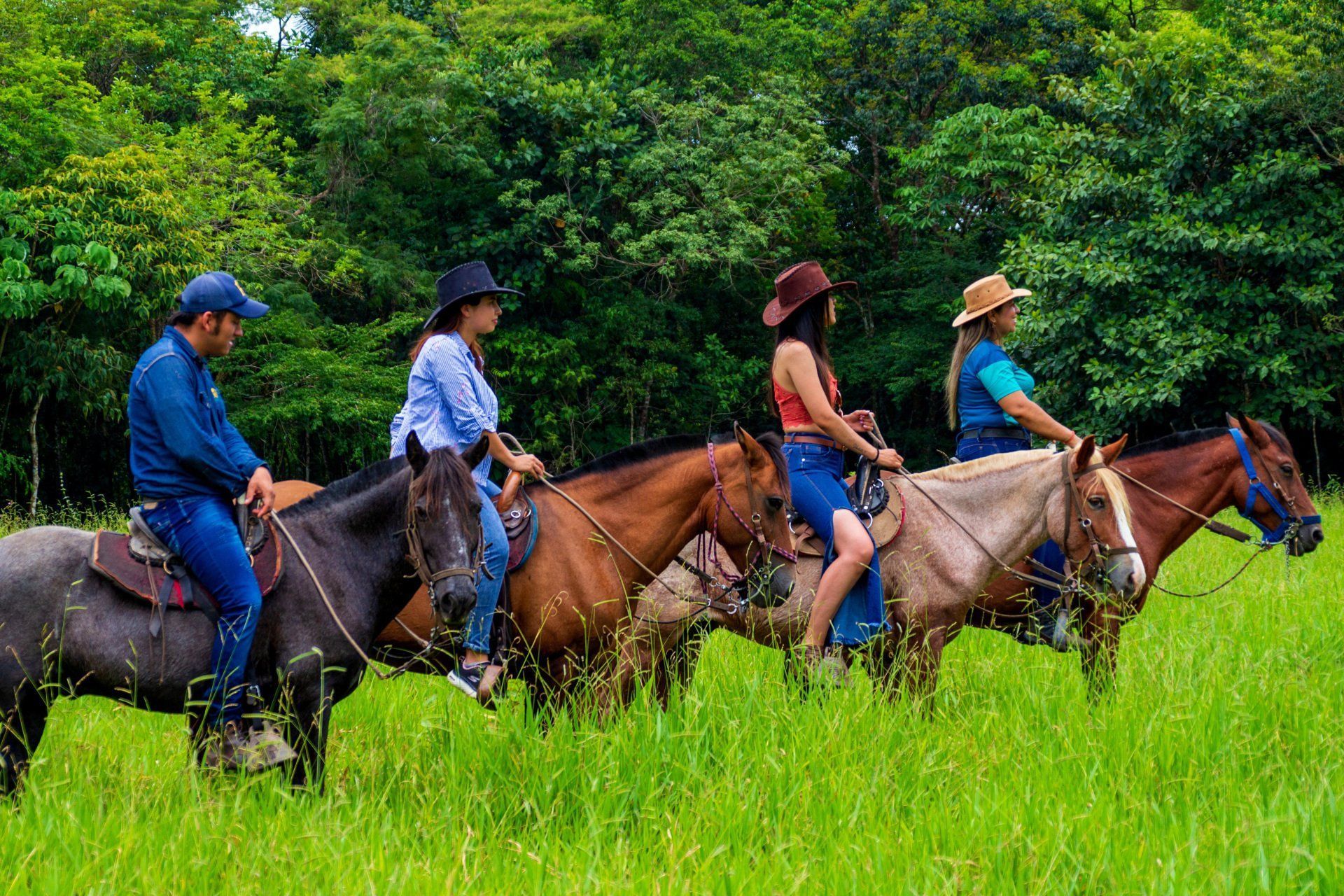 Turistas disfrutando cabalgata en el Llano en el Hotel Campestre La Potra Villavicencio.