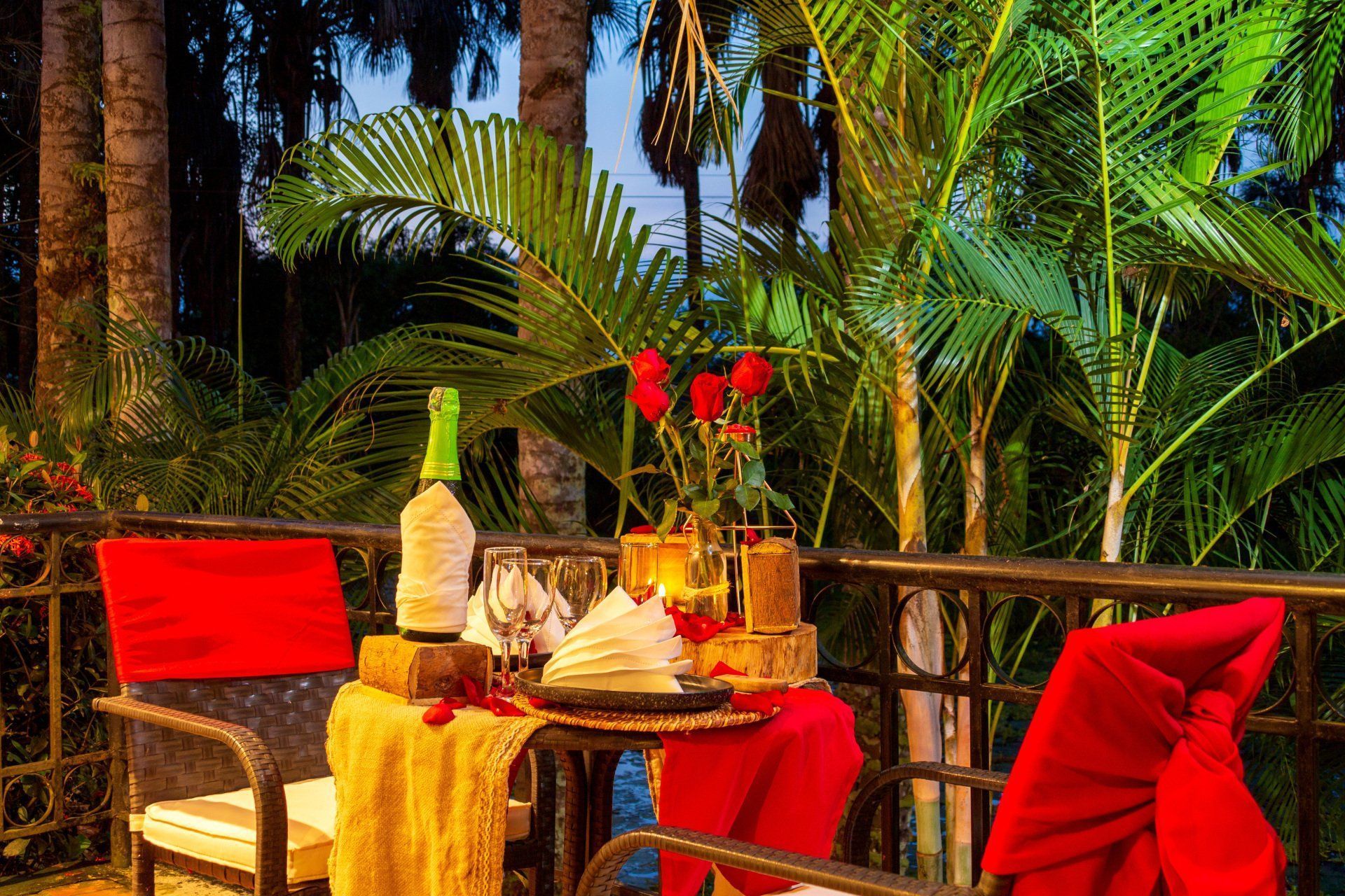 Cena íntima con velas en hotel campestre en Villavicencio, uno de los mejores planes románticos en Villavicencio.