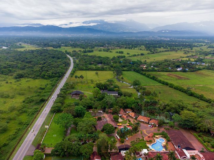 Vista aérea del Hotel Campestre La Potra en Villavicencio, rodeado de paisajes naturales de los llanos.