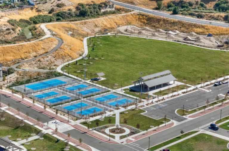 vista aérea de un vecindario, con canchas de tenis