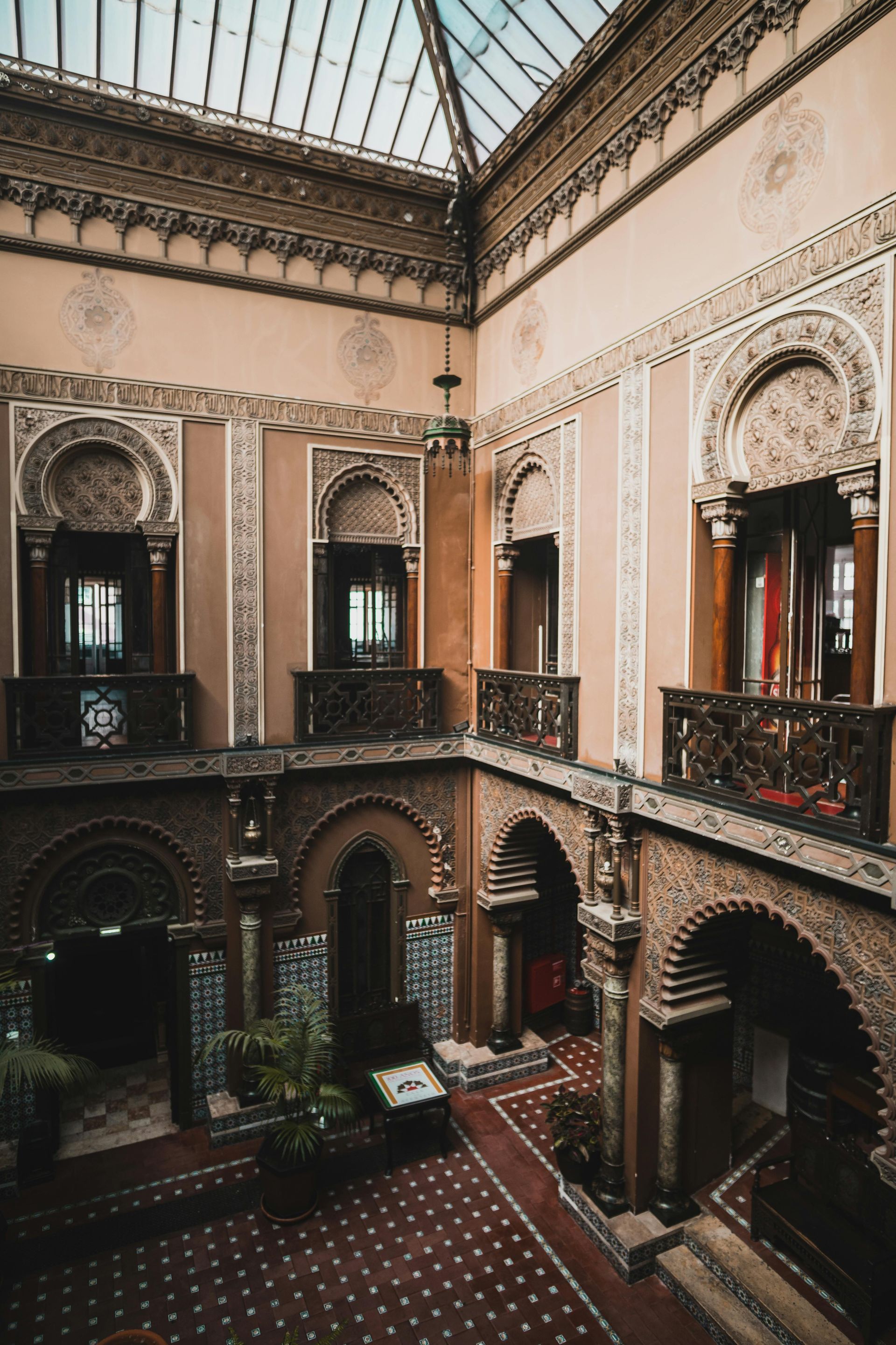 vista interior de patio de una casa antigua