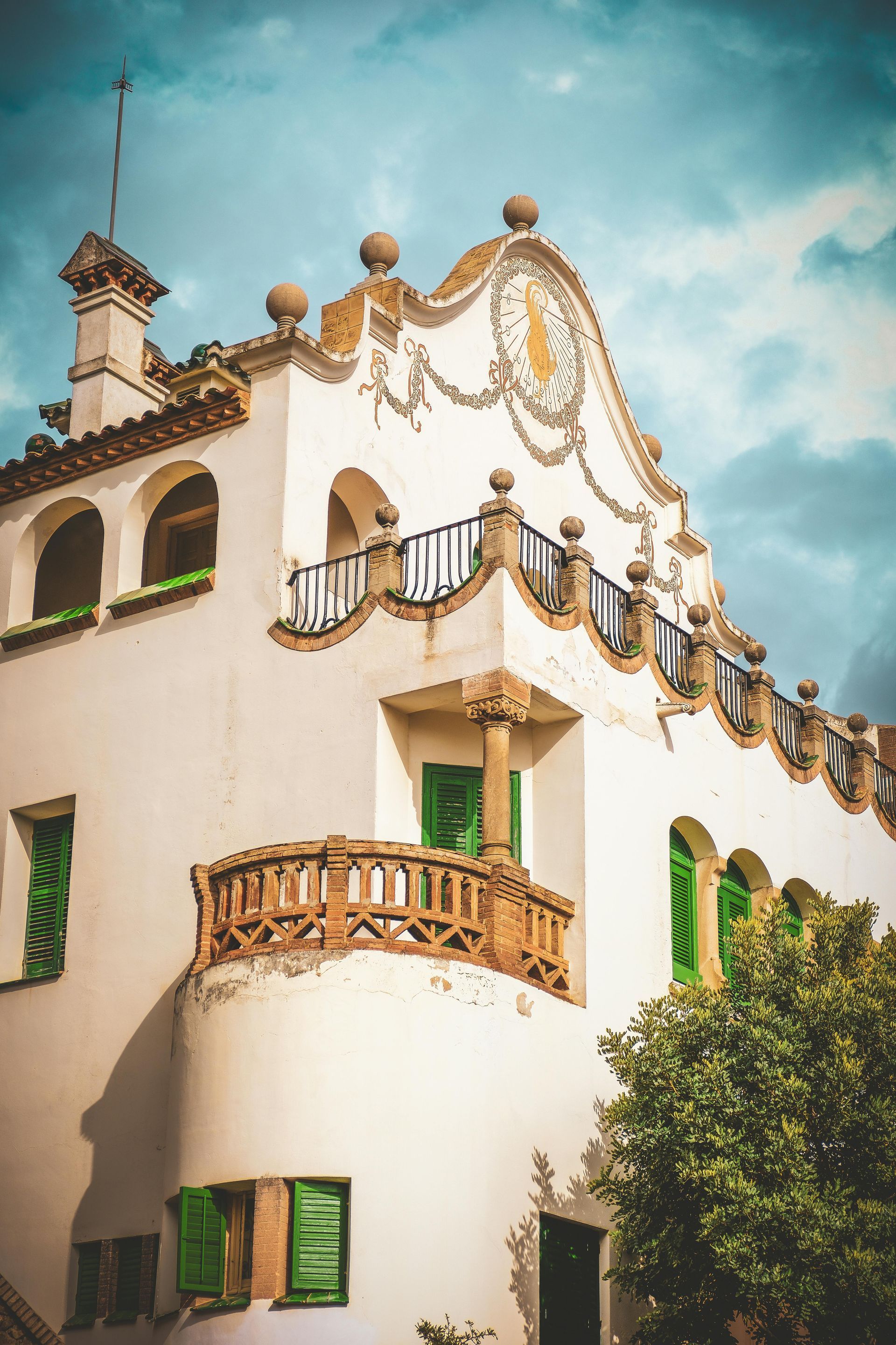 vista de casa estilo español, cn balcones