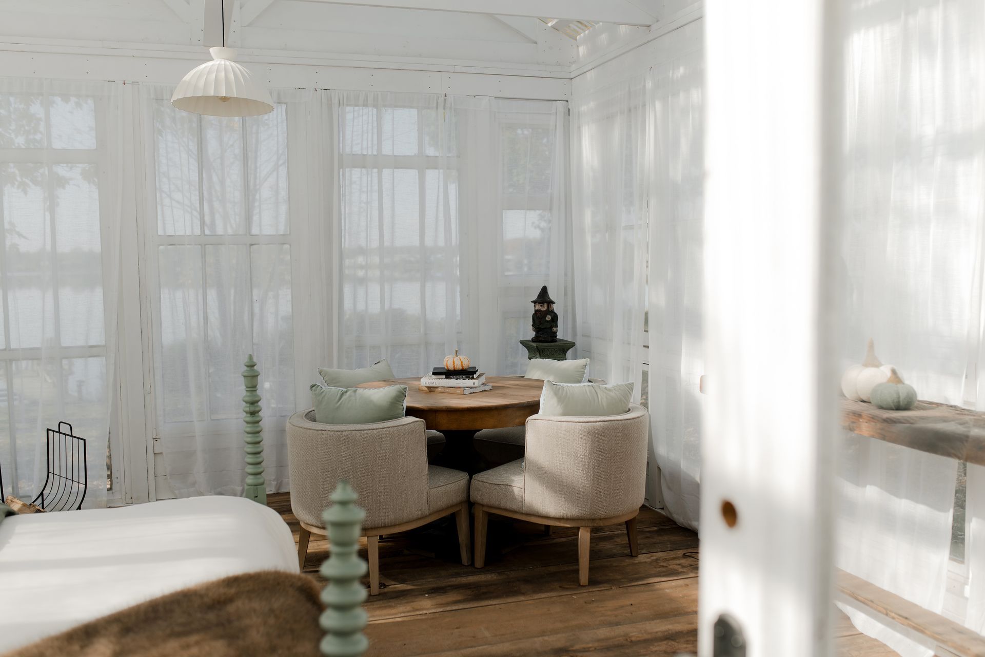 Quatre chaises Adirondack autour d'un foyer lumineux au crépuscule.