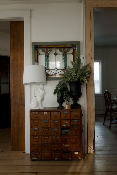 Coiffeuse blanche ornée avec tiroirs et embellissements décoratifs.