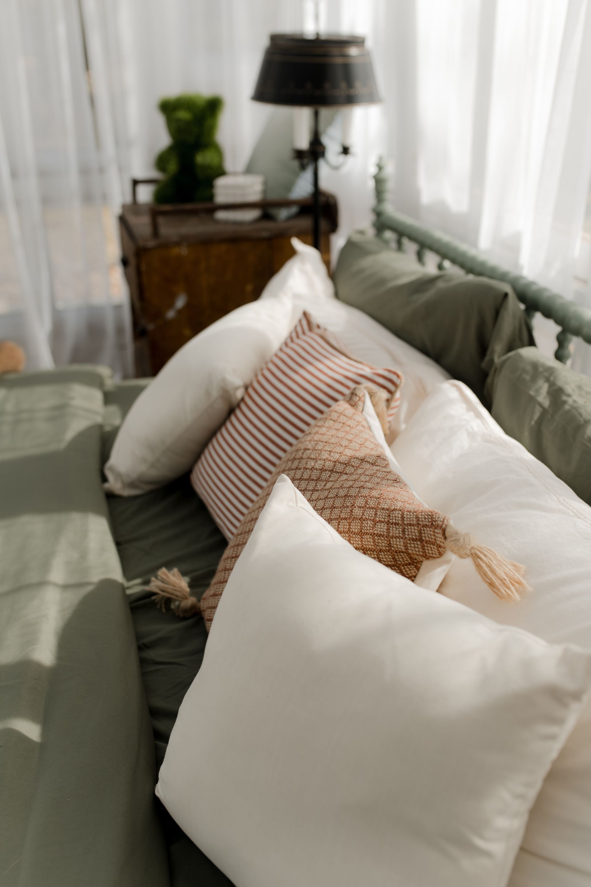 Quai en bois s'étendant dans l'eau calme au crépuscule, éclairé par des lanternes.