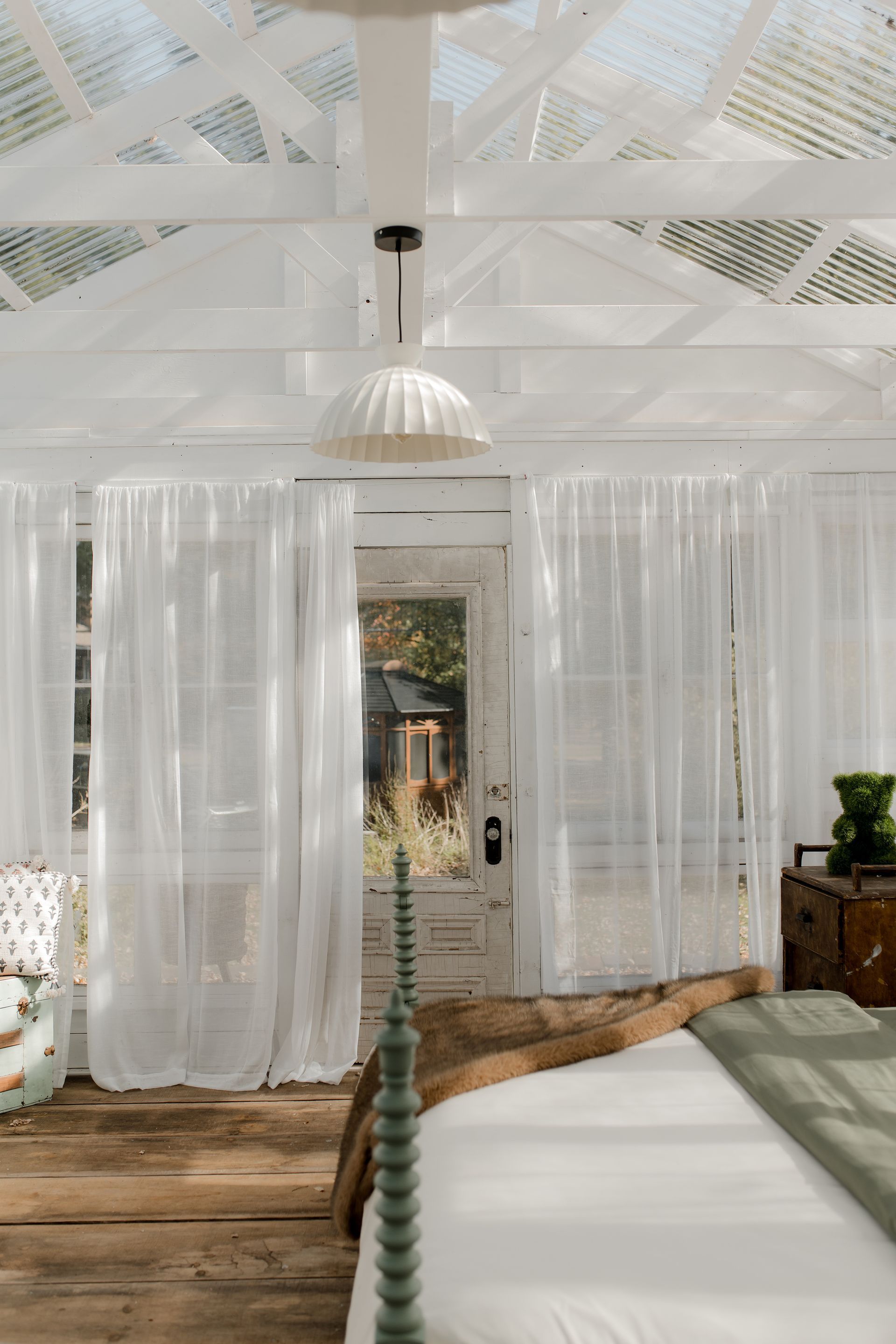 Bourgeons de magnolia blanc sur une branche, sur un fond clair flou.