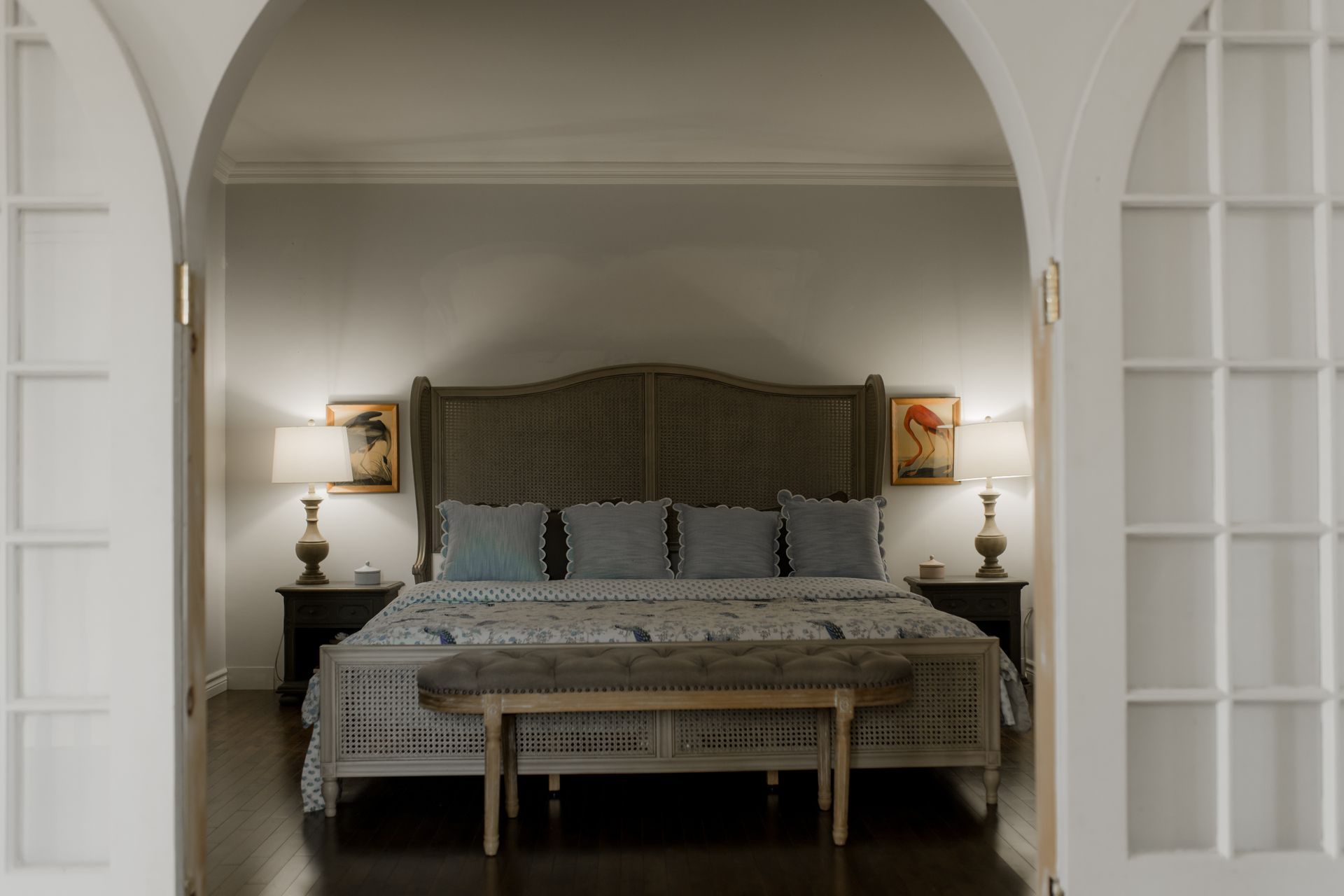 Cadre de lit en métal doré avec oreillers et literie.