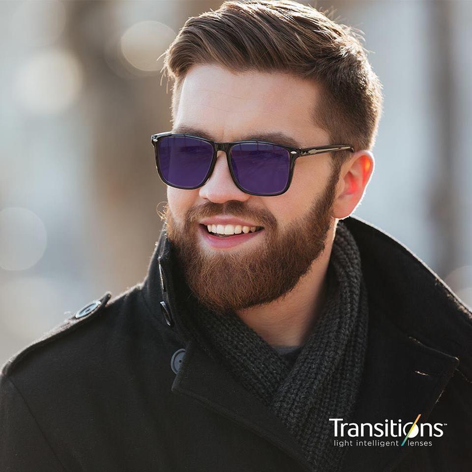 Modello con occhiali da sole 3