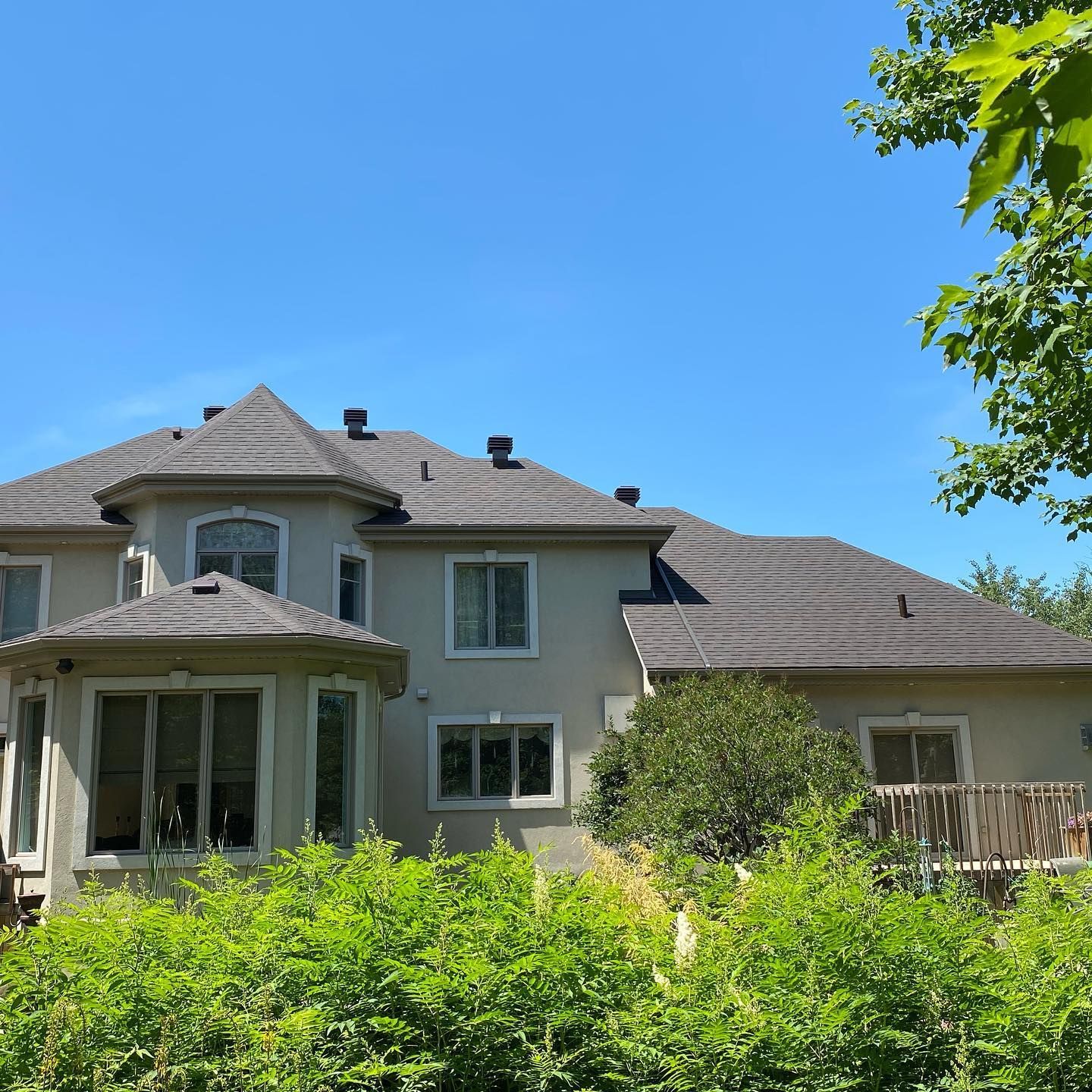 Une grande maison avec un toit couvert de bardeaux