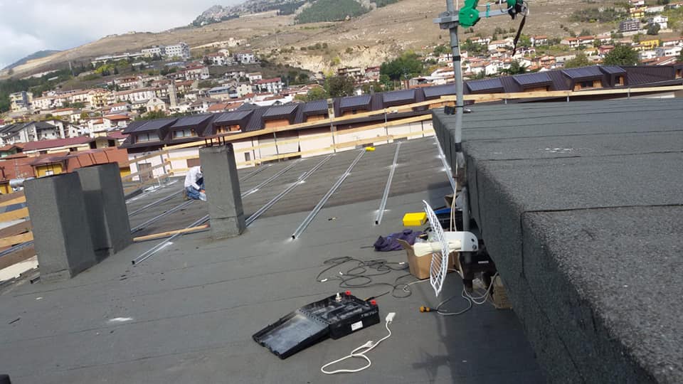 operaio realizza tettoia in lamiera