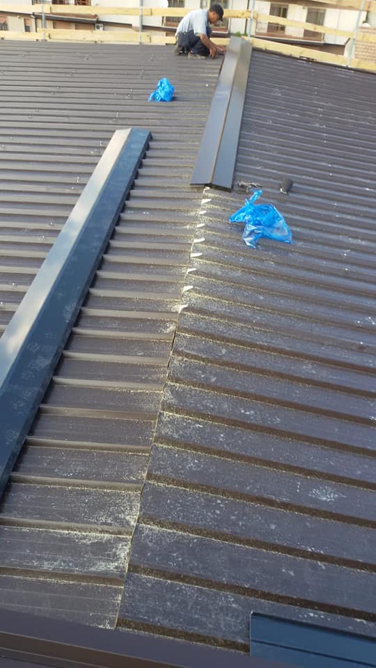 posizionamento profili su tetto in lamiera