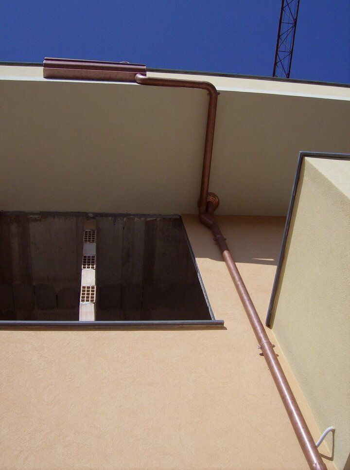 pluviale su facciata in ristrutturazione