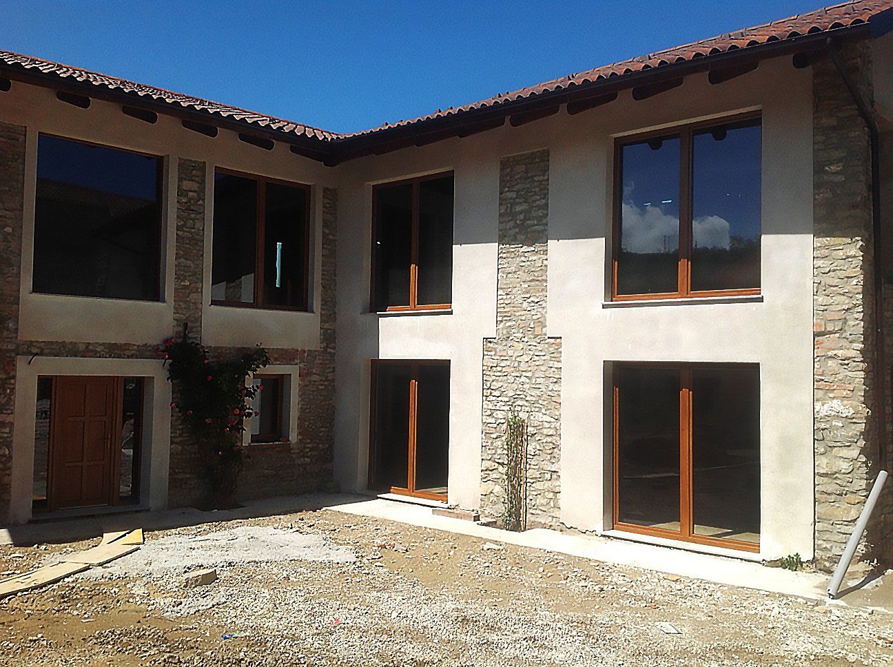 infissi in legno per palazzina