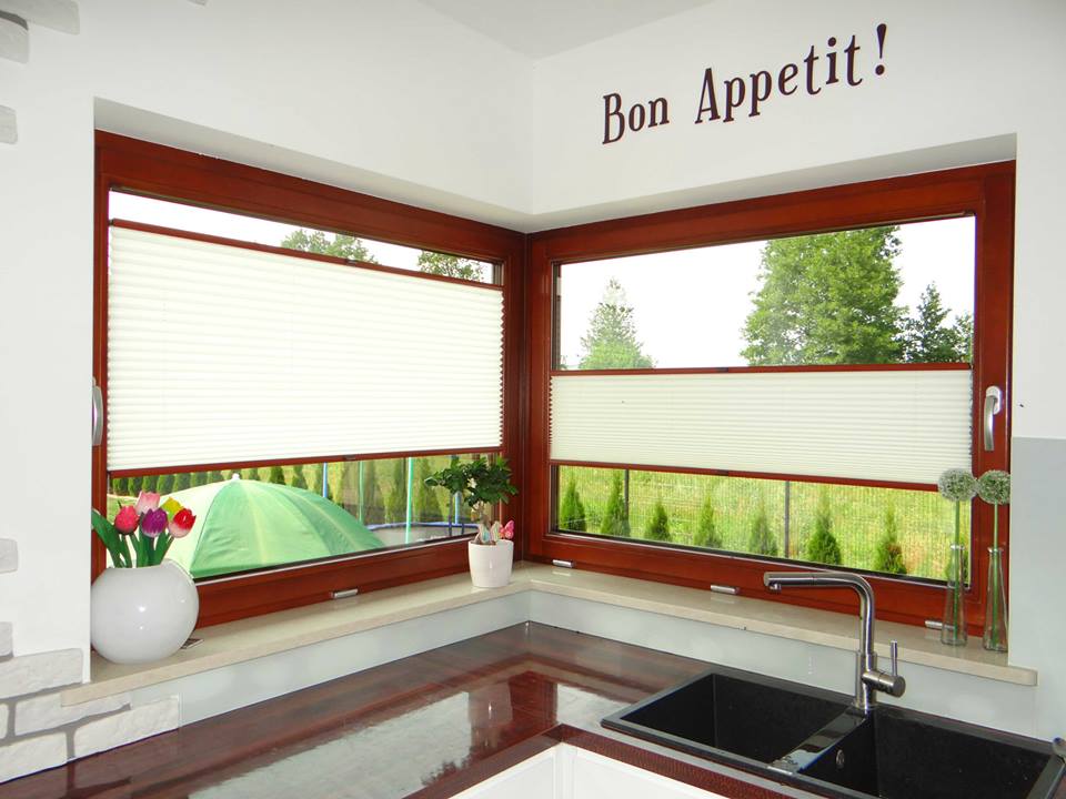 vetrata con infissi in legno